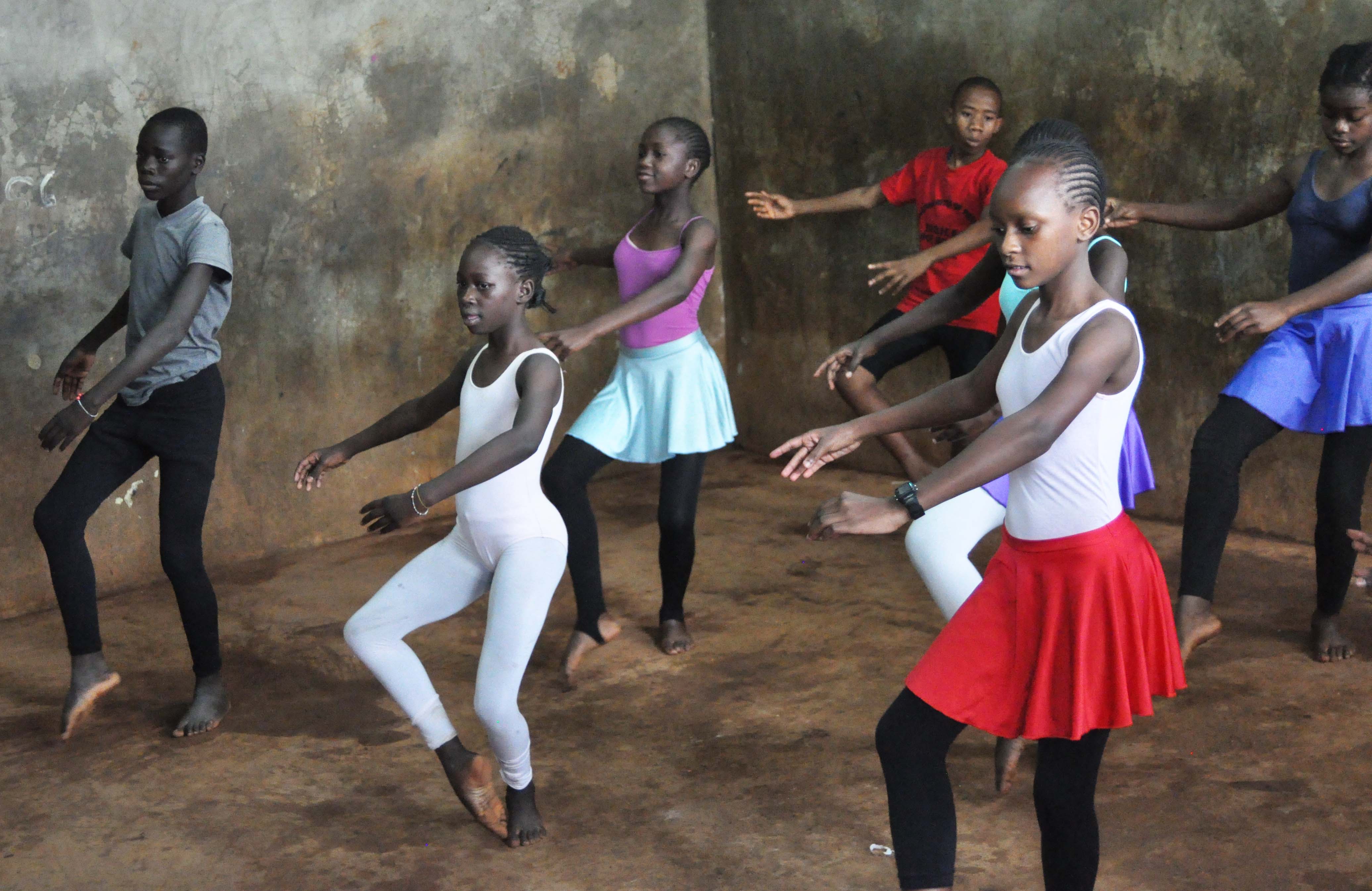 boys-girls-ballet-kibera